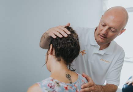 Managing neck pain with physiotherapy